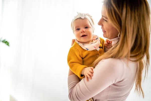 Güzel Mutlu Bir Aile Annesi Bebeği Evde Oynuyor Sarılıyor Öpüşüyor — Stok fotoğraf