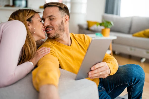 Gelukkig Vrolijk Jong Paar Liefde Met Behulp Van Digitale Tablet — Stockfoto