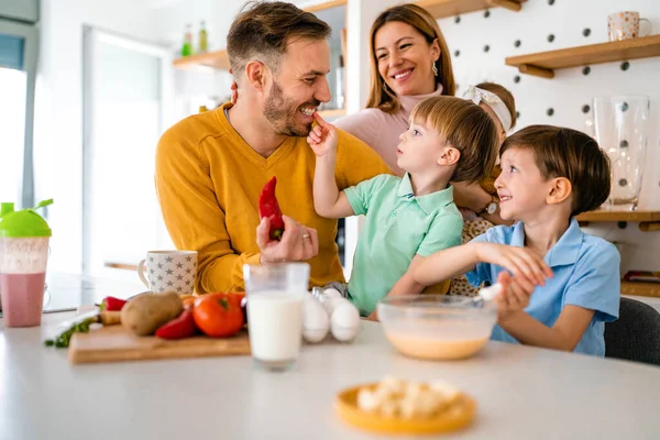 Glückliche Familie Der Küche Spaß Beim Gemeinsamen Kochen Gesunde Ernährung — Stockfoto