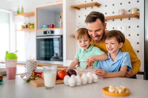 Šťastná Rodina Doma Zábavná Kuchyň Koncept Usmívající Otec Dětmi Připravuje — Stock fotografie
