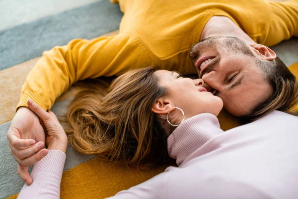 Pareja Feliz Amor Abrazando Disfrutando Tiempo Juntos Casa Familia Concepto — Foto de Stock