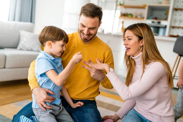 Gelukkig Jong Gezin Met Plezier Speels Thuis Geluk Kindertijd Ouderschap — Stockfoto