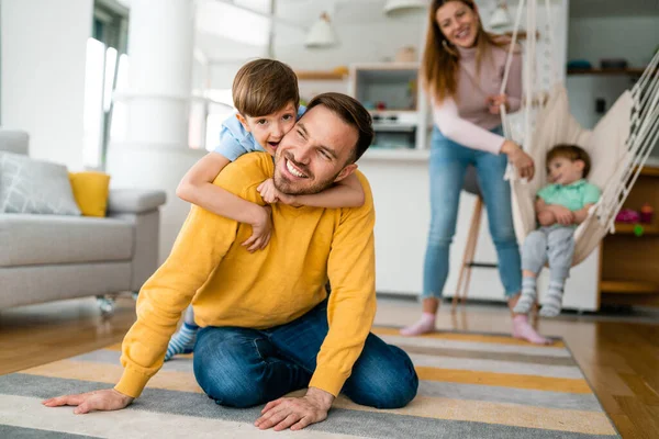 Família Feliz Com Crianças Brincando Abraçando Casa Felicidade Pessoas Parentalidade — Fotografia de Stock