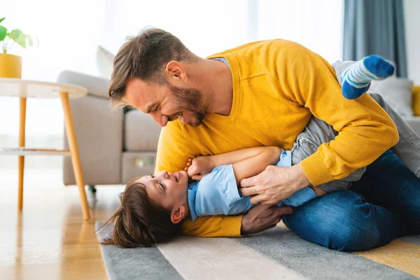 Concepto Familia Infancia Monoparental Personas Feliz Padre Hijo Pequeño Jugando — Foto de Stock