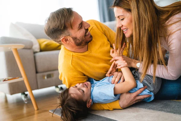 Joven Familia Feliz Ser Juguetón Divertirse Casa Crianza Infancia Concepto — Foto de Stock