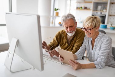 Mutlu son sınıf çifti teknoloji aletleri kullanıyor ve evde eğleniyor.