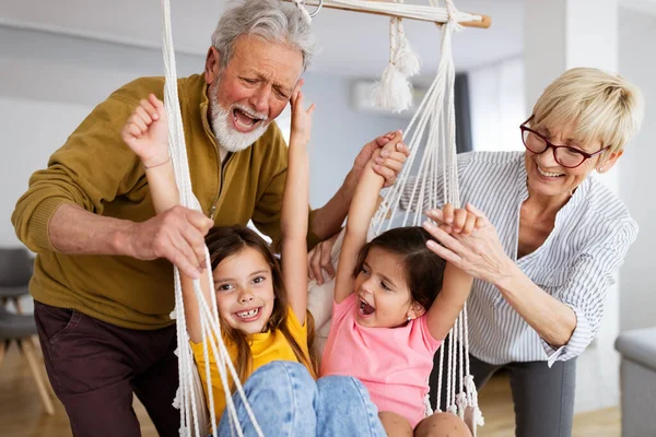 Nipoti Divertono Giocando Con Nonni Casa Famiglia Amore Generazione Concetto — Foto Stock