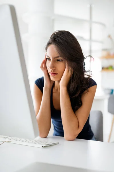 Ung Och Vacker Affärskvinna Student Trött Från Jobbet — Stockfoto