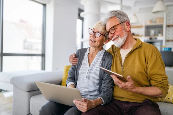 Coppia Anziana Che Naviga Internet Con Computer Portatile Casa Tecnologia — Foto Stock