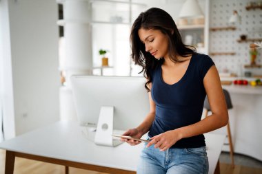 Dijital tablet bilgisayar kullanan mutlu, güzel bir iş kadını. İş, teknoloji kavramı