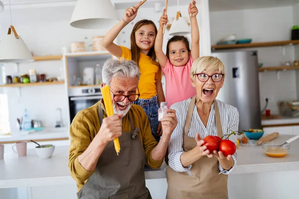 Vrolijke Familie Brengen Goede Tijd Samen Tijdens Het Koken Keuken — Stockfoto