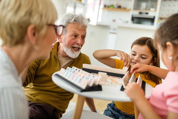 Porträt Eines Glücklichen Älteren Ehepaares Und Enkelkindern Die Zusammen Spielen — Stockfoto