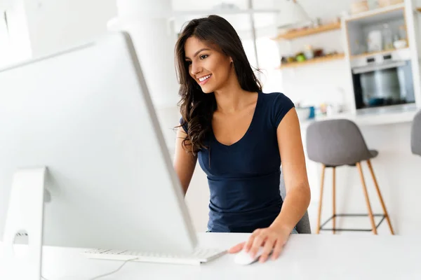 Mulher Negócios Atraente Trabalhando Computador Escritório Conceito Pessoas Tecnologia Empresarial — Fotografia de Stock