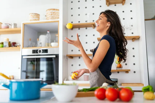 Hermosa Mujer Cocinando Comida Saludable Cocina Estilo Vida Saludable Comida —  Fotos de Stock