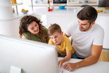 Mutlu aile evde teknoloji aletlerini birlikte kullanıyor. Halk, eğitim kavramı.