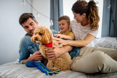Mutlu genç aile eğleniyor, evde birlikte oynuyorlar. Mutlu çocukluk kavramı