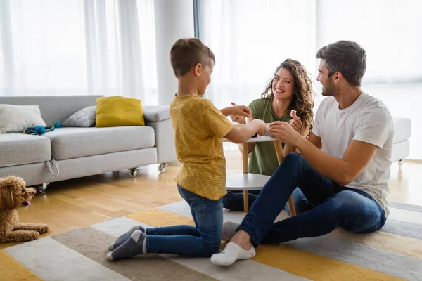 Mutlu aile eğleniyor, evde masa oyunu oynuyor, mutluluk kavramı. İnsanlar aşk konseptini severler.