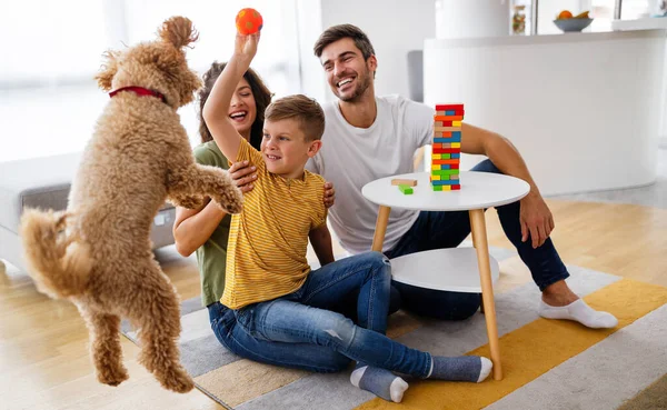 Boldog Fiatal Család Szórakozás Játszik Együtt Otthon Kutya — Stock Fotó