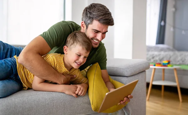 Ευτυχισμένος Πατέρας Και Γιος Παίζουν Ψηφιακό Tablet Στο Σπίτι Ευτυχισμένη — Φωτογραφία Αρχείου