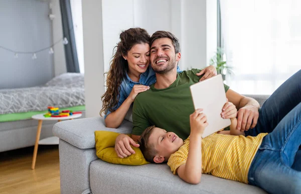 Lycklig Ung Familj Som Har Roligt Leker Tillsammans Hemma — Stockfoto