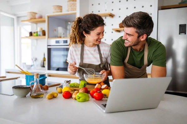 Genç Mutlu Çift Evlerindeki Mutfaklarında Sağlıklı Bir Yemek Hazırlıyor — Stok fotoğraf