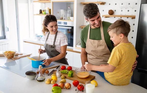 Šťastná Rodina Kuchyni Spolu Baví Vaří Zdravé Jídlo Doma — Stock fotografie