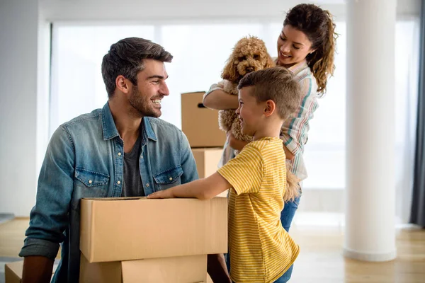 新居搬进来的快乐的年轻家庭 带着纸盒 — 图库照片