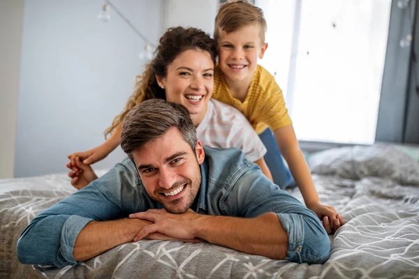 Gelukkig Familieconcept Mooie Jonge Ouders Hebben Plezier Spelen Met Hun — Stockfoto