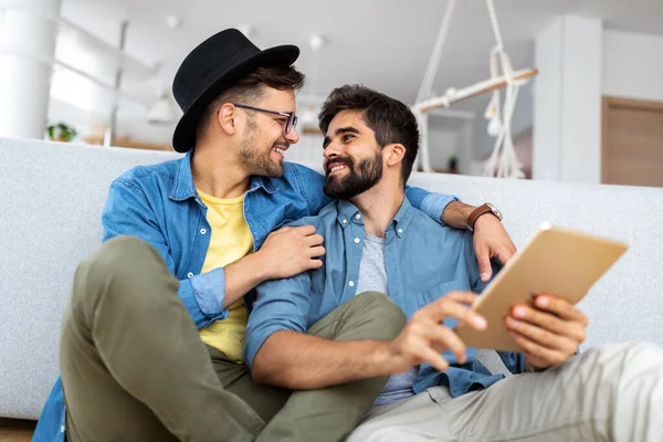 Schwules Paar Genießt Gemeinsame Zeit Mit Digitalem Tablet Hause — Stockfoto