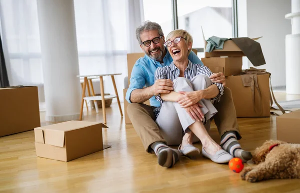 Happy Retired Senior Couple Love Moving New Home Apartment — Stock Photo, Image