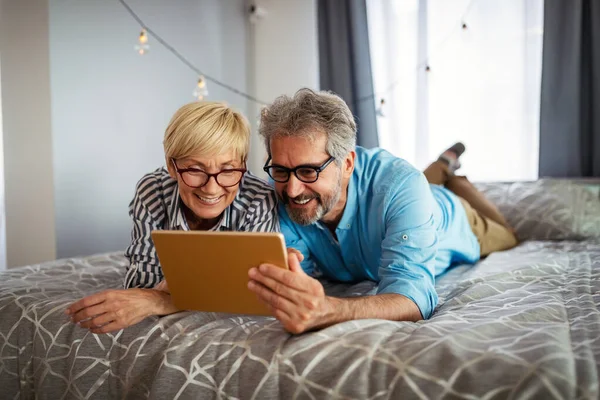 Feliz Sorrindo Casal Sênior Usando Tablet Digital Casa — Fotografia de Stock