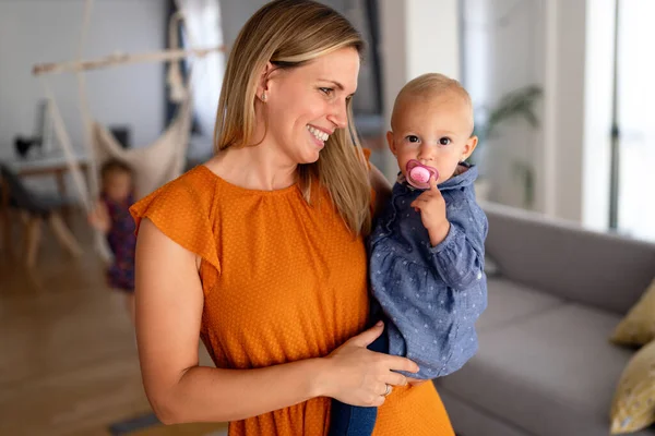 Madre Feliz Con Bebé Adorable Casa Familia Niño Concepto Amor —  Fotos de Stock