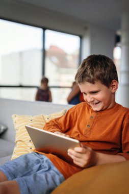 Mutlu çocuk dijital tablette oynuyor. Teknoloji, çocuk, çocuk konsepti