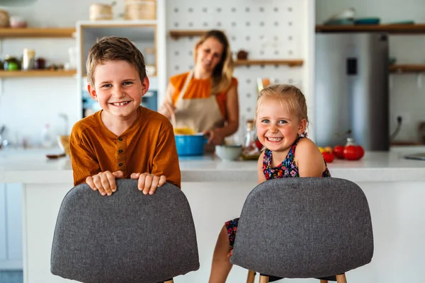 Glückliche Familie Hause Mutter Und Kinder Der Küche Netter Kleiner — Stockfoto
