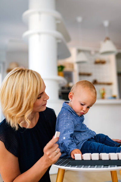 Счастливая мать и ребенок веселятся вместе. Концепция развлекательных и обучающих игр.