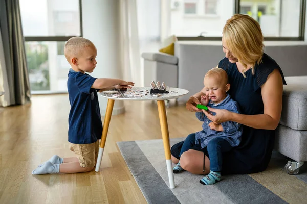Familienaktivitäten Kinderzimmer Frau Und Kinder Spielen Zusammen Spaß Bildungskonzept — Stockfoto