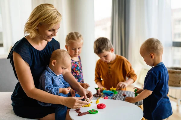 Mãe Educador Ensina Seus Filhos Trabalhar Com Brinquedos Coloridos Barro — Fotografia de Stock