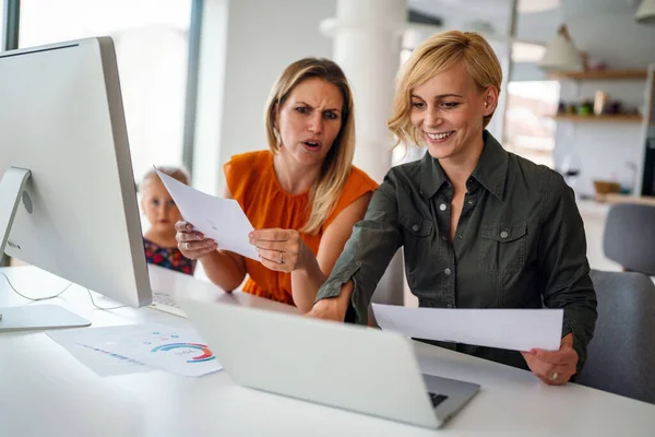 Lesbiska Par Som Jobbar Hemifrån Med Barn Företag Distansarbete Familjebegreppet — Stockfoto