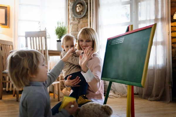 Jeune Enseignante Avec Des Enfants Jouant Ensemble Éducation Jardin Enfants — Photo