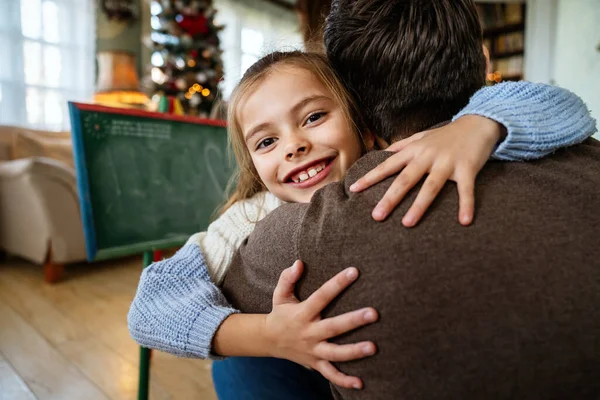 幸せな父親と彼の娘は家で一緒に質の高い時間を過ごす 家族愛の概念 — ストック写真