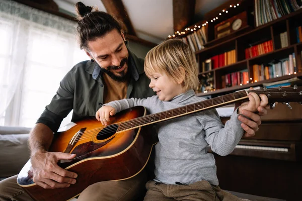 Menino Bonito Seu Pai Bonito Estão Tocando Guitarra Sorrindo Casa — Fotografia de Stock