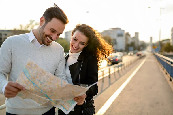 Haritası Olan Mutlu Turistler Şehri Geziyor Nsanlar Seyahat Eğlence Konsepti — Stok fotoğraf