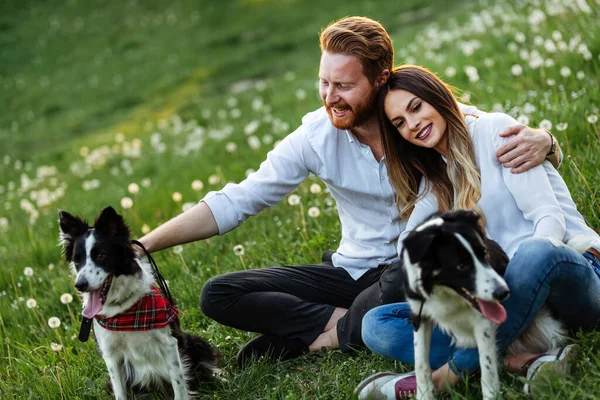 Feliz Joven Pareja Paseando Jugando Con Perros Parque Aire Libre —  Fotos de Stock