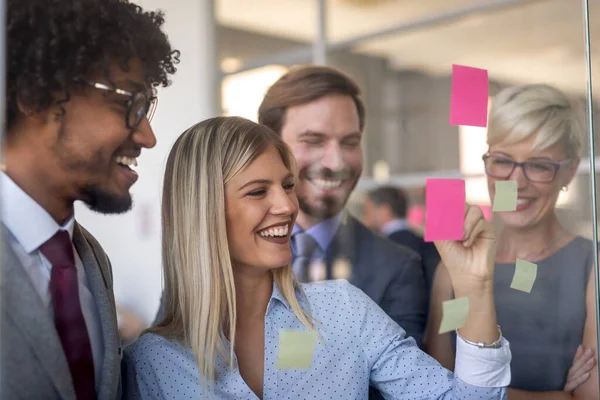 Gruppe Von Geschäftsleuten Die Als Team Büro Arbeiten — Stockfoto