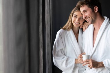 Mutlu evli genç çift sağlık merkezlerinde dinleniyor.