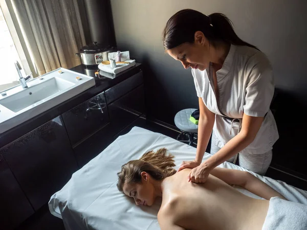 Piękna Kobieta Mająca Masaż Ciała Salonie Spa Koncepcja Pielęgnacji — Zdjęcie stockowe