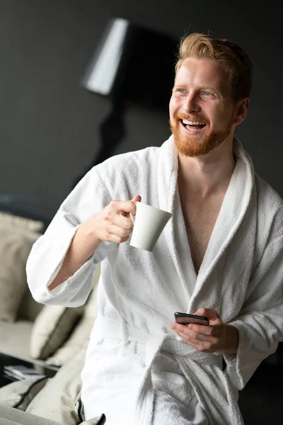 男性用バスルームでリラックスしながらお茶 コーヒーを飲む — ストック写真