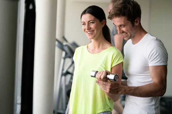 Porträt Einer Attraktiven Jungen Fitten Frau Fitnessstudio — Stockfoto