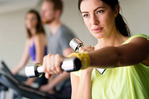 Close Beeld Van Aantrekkelijke Pasvorm Jonge Vrouw Sportschool — Stockfoto