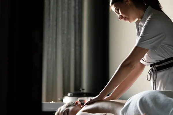 Jovem Mulher Fazendo Massagem Salão Spa — Fotografia de Stock